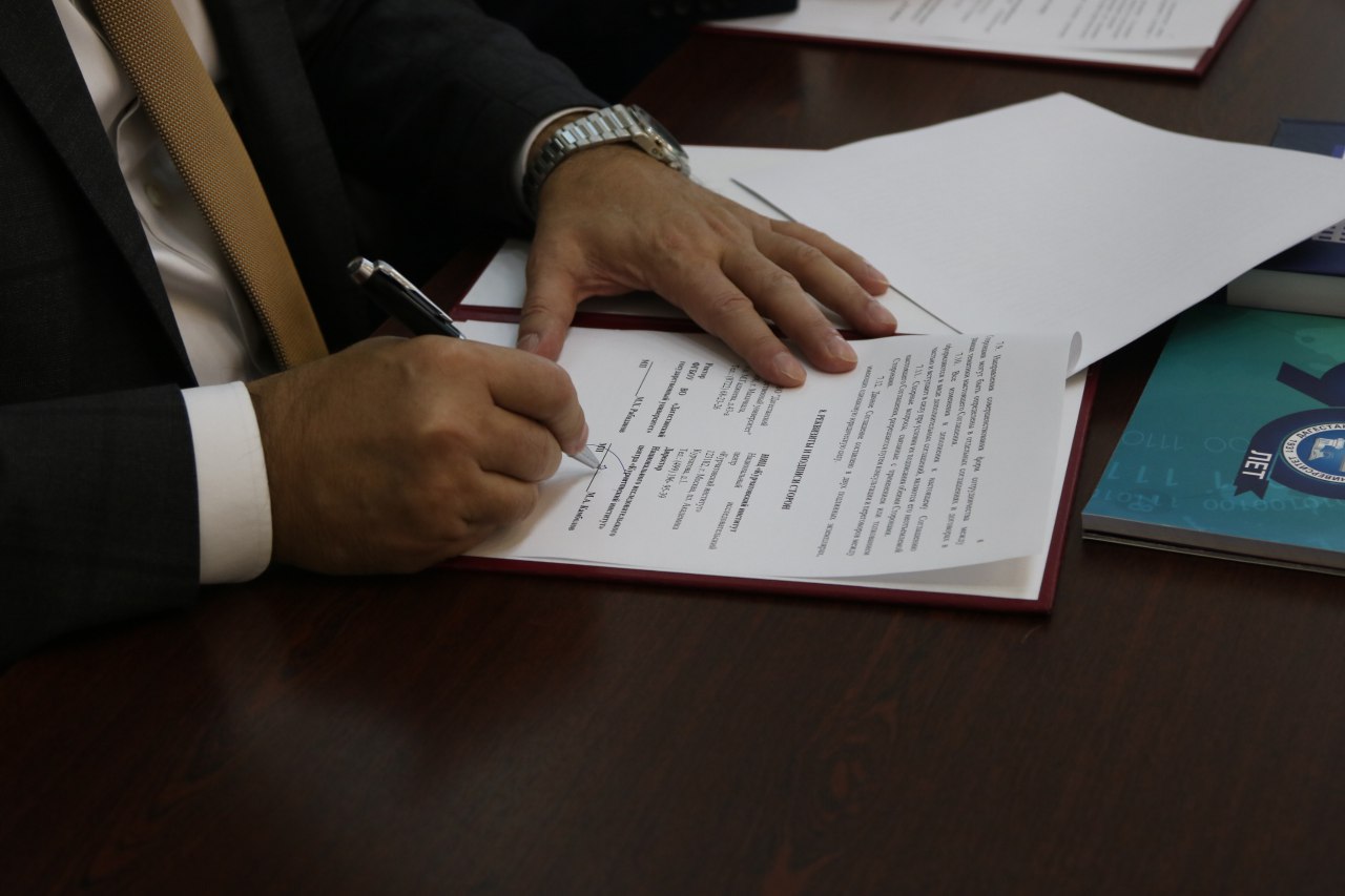 ДГУ и НИЦ «Курчатовский институт» подписали соглашение о стратегическом партнерстве