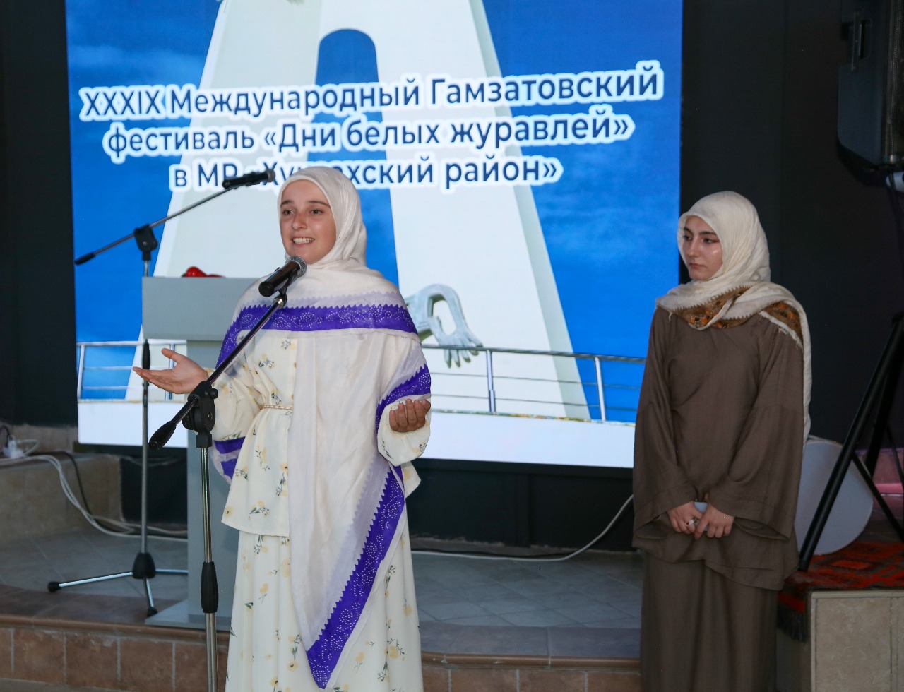 В ДГУ зазвучали стихи Расула Гамзатова на национальных языках