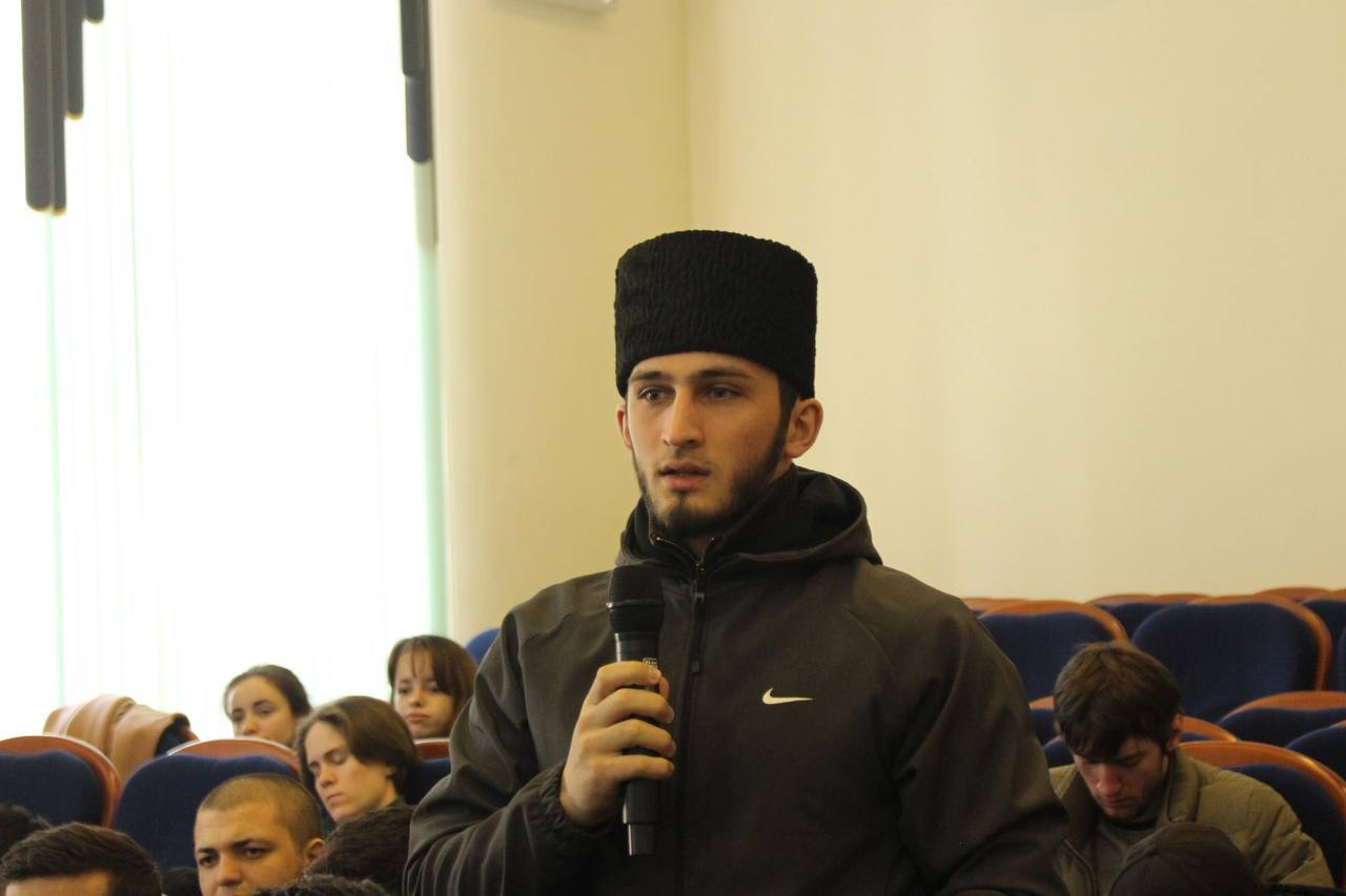  Известные дагестанские боксеры встретились со студентами ДГУ