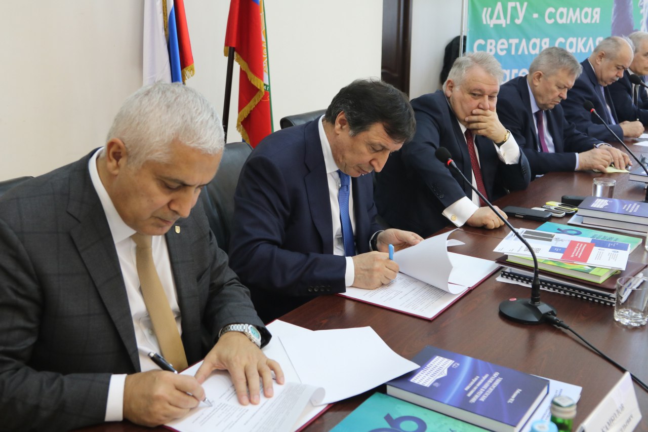 ДГУ и НИЦ «Курчатовский институт» подписали соглашение о стратегическом партнерстве