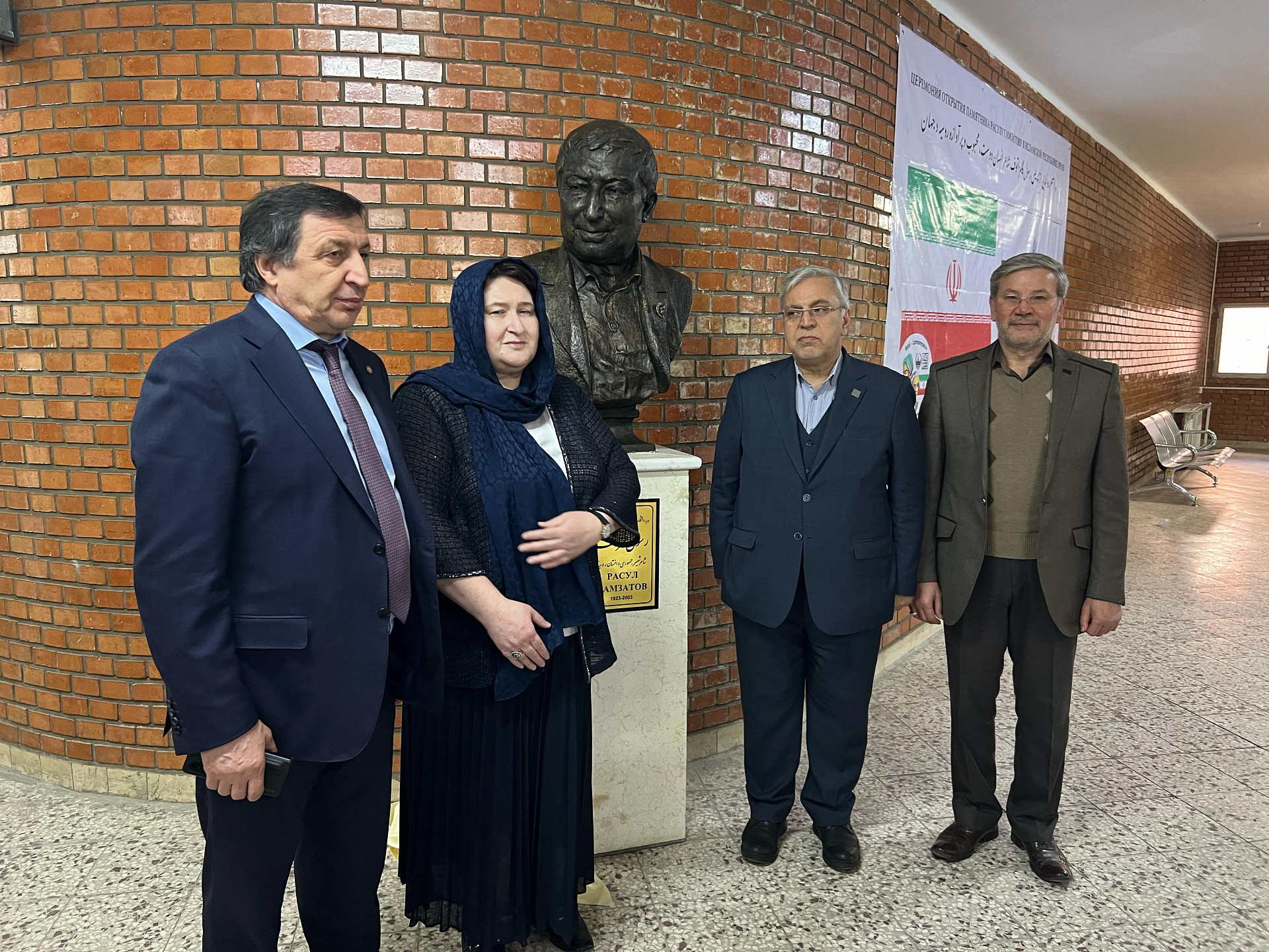 По инициативе ДГУ бюст Расула Гамзатова установили в Университете Шахида Бехешти