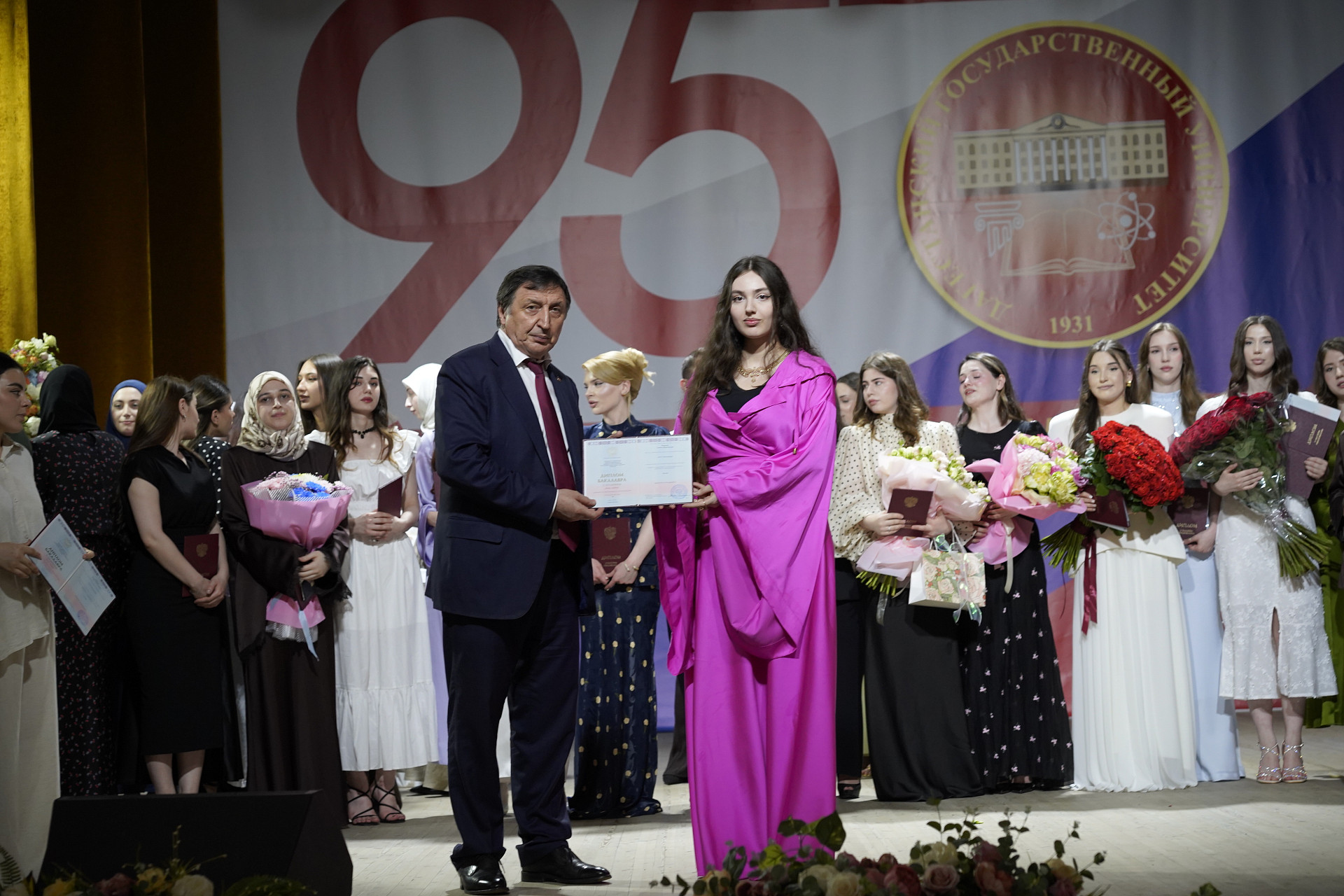 Лучшим выпускникaм ДГУ вручили крaсные дипломы