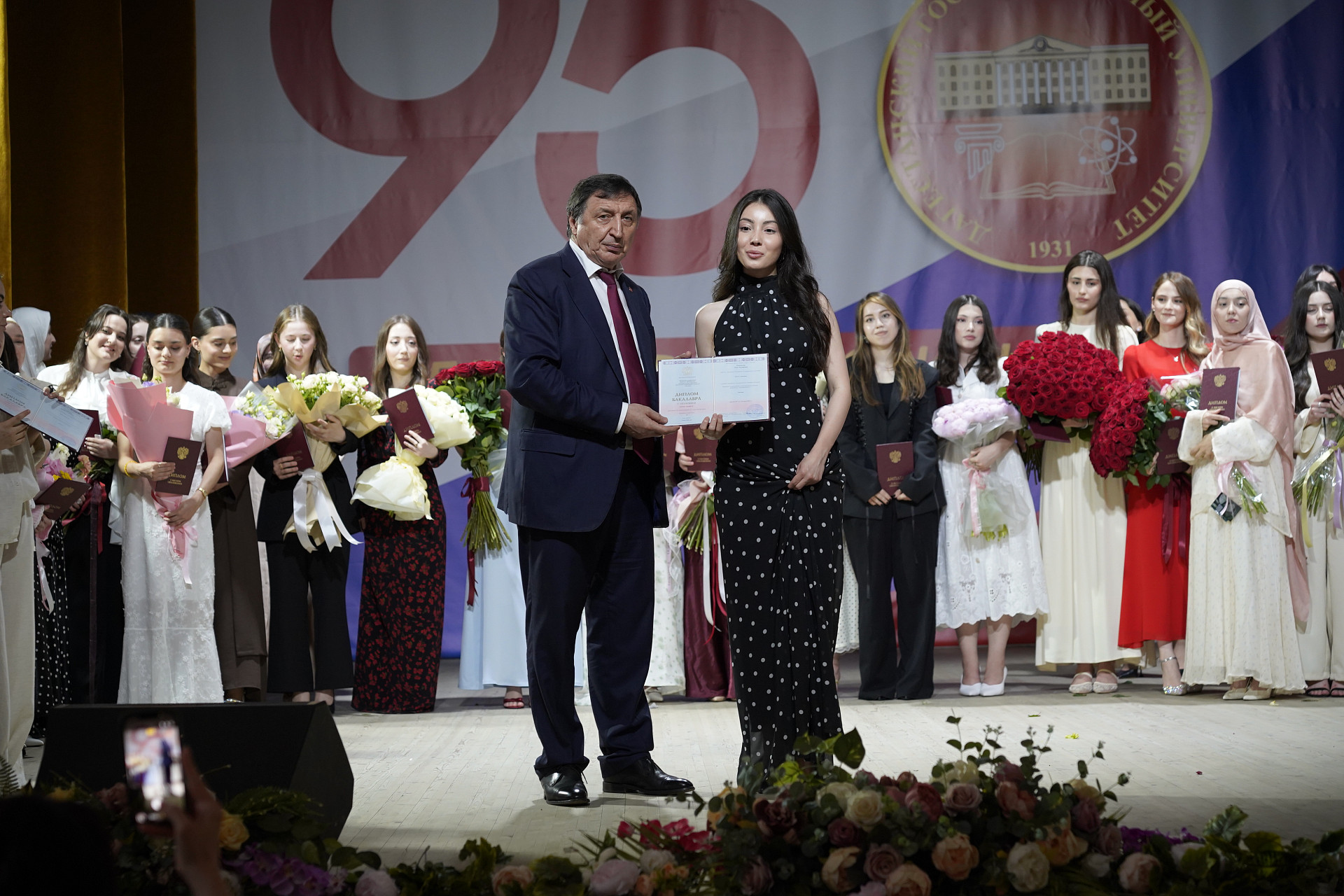 Лучшим выпускникaм ДГУ вручили крaсные дипломы
